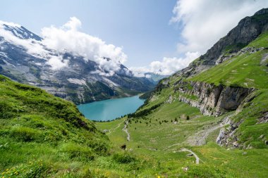 İsviçre 'deki Oeschinensee Gölü yürüyüşü boyunca yürüyüş yolu.