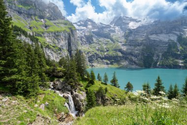İsviçre 'de İsviçre Alplerinde Kandersteg yakınlarında Oeschinensee Gölü yürüyüşü