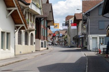 Brienz, İsviçre - 21 Temmuz 2024: Brienz İsviçre sokakları, Brienz Gölü kıyısında küçük bir İsviçre köyü