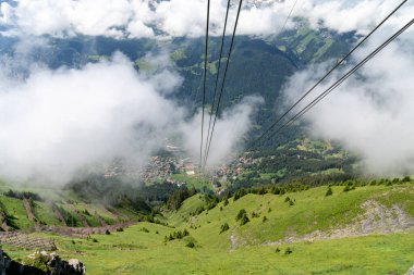 Mannlichen 'den Wengen İsviçre' ye giden teleferik görüntüsü