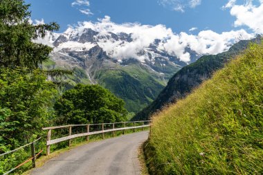 Lauterbrunnen Vadisi, İsviçre 'nin göz kamaştırıcı dağ manzarası. Murren 'den Gimmelwald köyüne yürüyüş yolu.