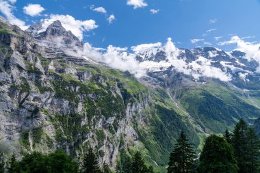 Lauterbrunnen Vadisi, İsviçre 'nin göz kamaştırıcı dağ manzarası. Murren 'den Gimmelwald köyüne yürüyüş yolu.