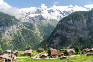 Lauterbrunnen Vadisi, İsviçre 'nin göz kamaştırıcı dağ manzarası. Murren 'den Gimmelwald köyüne yürüyüş yolu.