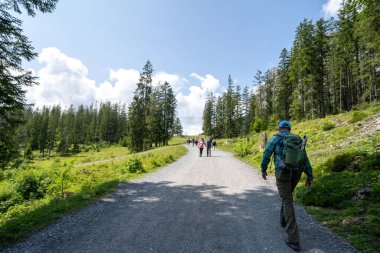 Kandersteg, İsviçre - 24 Temmuz 2024: Oeschinensee Gölü 'ne yürüyüş, teleferik istasyonundan