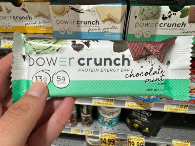 Viyana, Virginia - 28 Eylül 2024: Çikolata aromalı Power Crunch protein enerji çubuğu