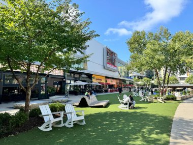 Viyana, Virginia - 5 Ekim 2024: Mozaik Bölgesi 'nin dışında bir alışveriş ve yaşam tarzı şehir merkezi