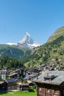 Güneşli bir yaz gününde İsviçre 'de Matterhorn manzarası