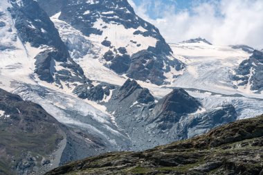 Güneşli bir günde Gornergrat, Zermatt İsviçre 'deki Gorner Buzulu' na yakın.