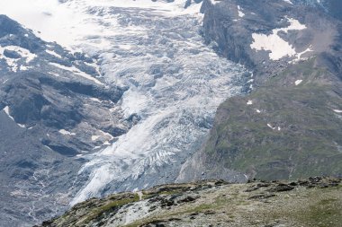 İsviçre 'nin Zermatt bölgesindeki Gorner Buzulu' nun dokularını kapatın.