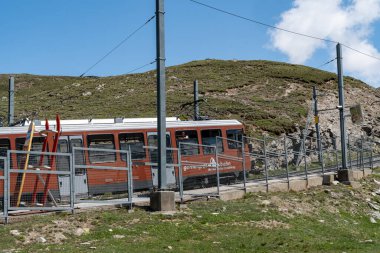 Zermatt, İsviçre - 26 Temmuz 2024: Riffelsee Gölü 'ndeki Gornergrat Demiryolu, ileri ve yukarı doğru ilerliyor.