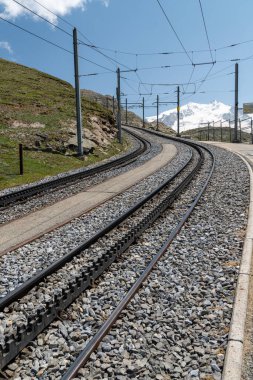 Gornergrat Demiryolu yakınlarındaki Rotenboden İstasyonu 'ndaki boş tren rayları Zermatt İsviçre