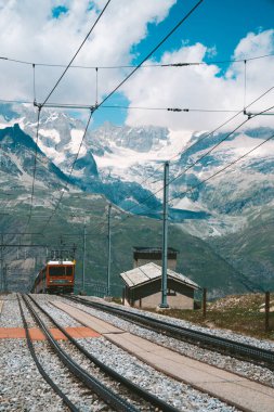 Zermatt, İsviçre - 26 Temmuz 2024 Gorgergrat treni Gorgergrat 'taki Riffelsee istasyonuna varır.