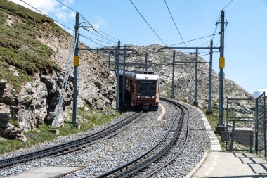 Zermatt, İsviçre - 26 Temmuz 2024 Gorgergrat treni Gorgergrat 'taki Riffelsee istasyonuna varır.