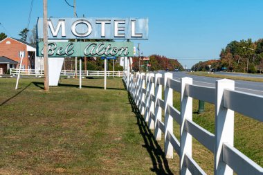 Bel Alton, Maryland - 19 Ekim 2024: Güney Maryland 'deki Bel Alton Moteli için neon tabela
