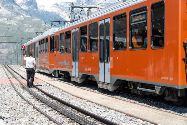 Zermatt, İsviçre - 26 Temmuz 2024 Gorgergrat treni Gorgergrat 'taki Riffelsee istasyonuna varır.