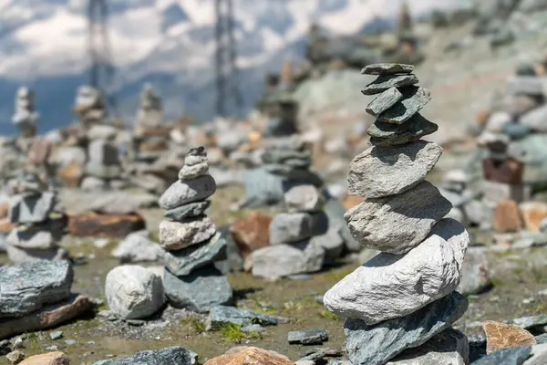 Kaya istifleme için taş cairn bahçesi - Gornergrat, İsviçre