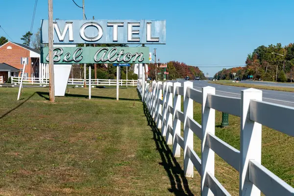 Bel Alton, Maryland - 19 Ekim 2024: Güney Maryland 'deki Bel Alton Moteli için neon tabela