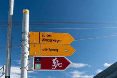İsviçre 'nin Zermatt kentindeki Beş Göl Yürüyüşü yön işareti, İsviçre Almancasında Teh 5-Seenweg olarak bilinir.