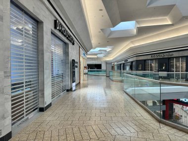 Fairfax, Virginia - 25 Ekim 2024: Fair Oaks Alışveriş Merkezi 'nde kapıları olan kapalı dükkanlar