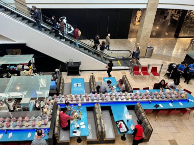 Tysons, Virginia - 2 Kasım 2024: Tysons Corner Center alışveriş merkezinin ortasında ünlü Wasabi Sushi taşıma bandı restoranı