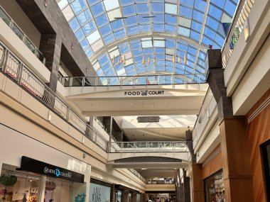 Tysons, Virginia - 2 Kasım 2024: Tysons Corner Center alışveriş merkezinin Gıda Mahkemesi alanına bakıyorum