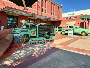 Waco, Teksas - 11 Kasım 2024: El, Dr Pepper Müzesi 'ndeki hediyelik eşya dükkanından bir souviner mıknatısı tutuyor