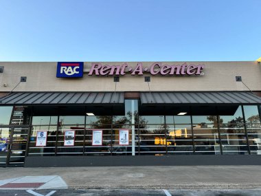 Temple, Texas - 12 Kasım 2024: Bir alışveriş merkezinde kiralık mobilya mağazası