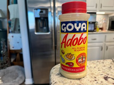 Temple, Texas - 14 Kasım 2024: Goya Adobo Tüm Amaçlı Baharat Kavanesi