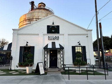 Waco, Teksas - 14 Kasım 2024: Silos Fırın Şirketi - Waco şehir merkezindeki Magnolia Silos yakınlarında - Chip ve Joanna Gaines