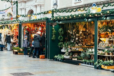 Salzburg, Avusturya - 28 Kasım 2024: Katedral Meydanı 'ndaki Noel tezgahları ve tezgahları - ünlü Christkindlmarkt tarihi 15. yüzyılın sonlarına dayanıyor.