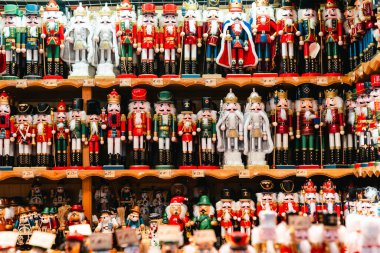 Geleneksel Noel fındıkkıranları ahşap oyuncaklar sattı.