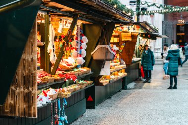 Salzburg, Avusturya - 28 Kasım 2024: Katedral Meydanı 'ndaki Noel tezgahları ve tezgahları - ünlü Christkindlmarkt tarihi 15. yüzyılın sonlarına dayanıyor.