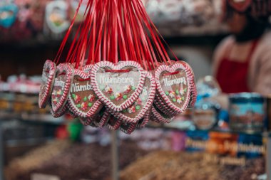 Nuremburg 'dan (Nurnberg) süslü zencefilli kurabiye kalpleri Almanya Noel Pazarı