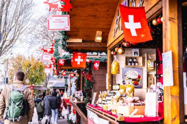 Montreux, İsviçre - 11 Aralık 2024: Montreux Noel Noel pazarındaki kabinler ve tezgahlar