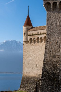 Cenevre Gölü 'ndeki Chillon Kalesi, arka planda Blanc Dağı, İsviçre