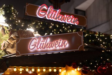 Geceleyin Münih 'teki bir Noel pazarında Gluhwein satışı.