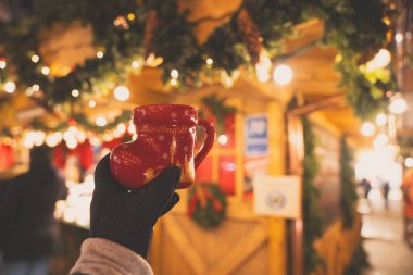 Almanya 'nın Münih kentindeki geleneksel Noel pazarında, dışarıda bot şeklinde bir bardak tutuyor.
