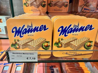 Salzburg, Avusturya - 28 Kasım 2024: Satılık Napoli gofretleri, bir Viyana Avusturya tatlı ikram şirketi