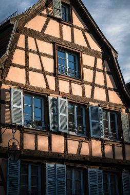 Colmar France 'ın yarım ahşap evlerinin kepenkleri olan pencereyi kapat.