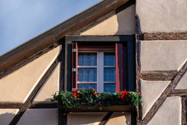 Colmar France 'ın yarım ahşap evlerinin Noel süsleriyle pencereyi kapat.