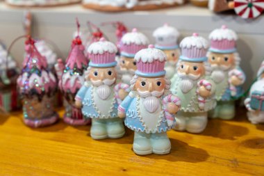 Pastel renkli fındıkkıran tarzı Noel süslemeleri, Strazburg Fransa 'da Noel pazarında satıldı.