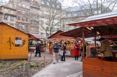 Strasbourg, Fransa - 6 Aralık 2024: Strasbourg, Alsace bölgesindeki bir Noel Pazarı 'ndaki kabinler ve tezgahlar