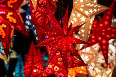 Kutlama yıldırımı süslemeleri, Avrupa 'daki Noel pazarında asılı renkli kağıt yıldız ışıkları