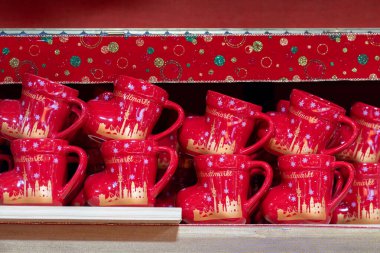 Münih, Almanya - 3 Aralık 2024: Marienplatz Noel pazarında bir gluhwein standında (sıcak şarap) bot şekilli kupalar