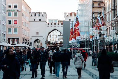 Münih, Almanya - 3 Aralık 2024: Marienplatz bölgesinde bir grup insan ve turist yürüyor