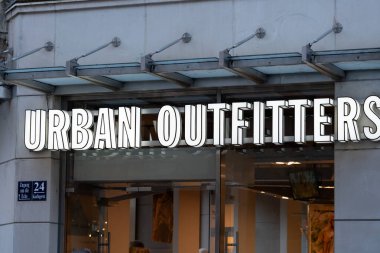 Münih, Almanya - 3 Aralık 2024: Marienplatz bölgesinde bir Urban Outfitters giyim mağazasının dış girişi