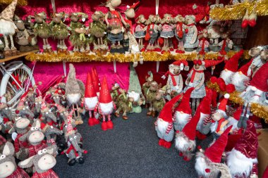 Şirin, lüks ren geyikleri ve Noel Baba el yapımı Noel süslemeleri bir satıcıdan, Augsburg Almanya Noel pazarından.