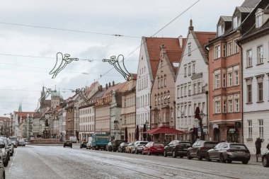 Augsburg, Almanya - 3 Aralık 2024: Augsburg Almanya 'nın eski şehir kaldırım taşı caddeleri Noel boyunca