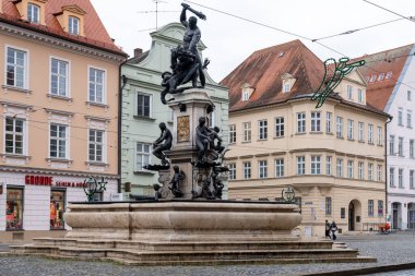 Augsburg, Almanya - 3 Aralık 2024: Eski tarihi şehir Augsburg 'da ünlü Herkül Pınarı ile Moritzplatz