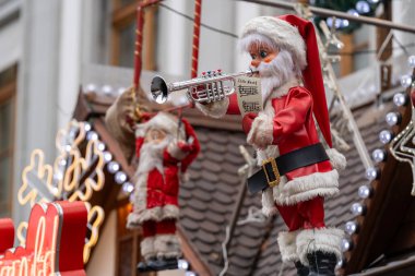 Noel Baba 'nın Noel pazarında koz olarak çalması. Lucerne İsviçre